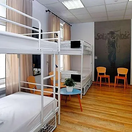 Centrum Private & Dorms بيت شباب *